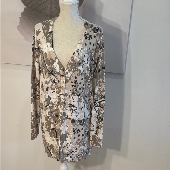 issac mizrahi Sweaters - Isaac Mizrahi Stylish Print Cardigan